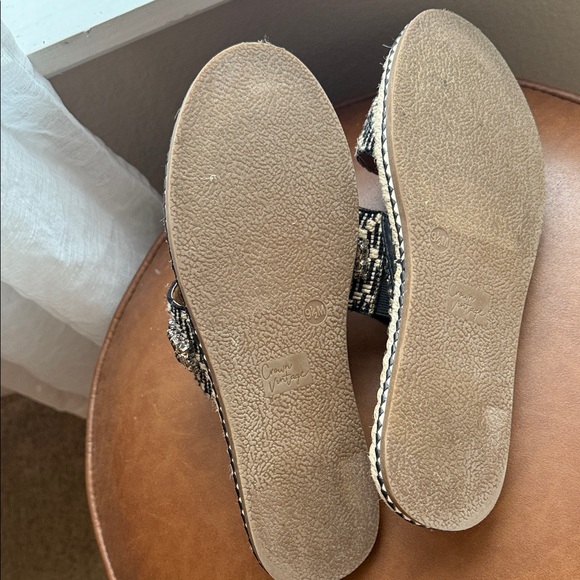 Chic Black and Tan Women's Sandals - Picture 2 of 2